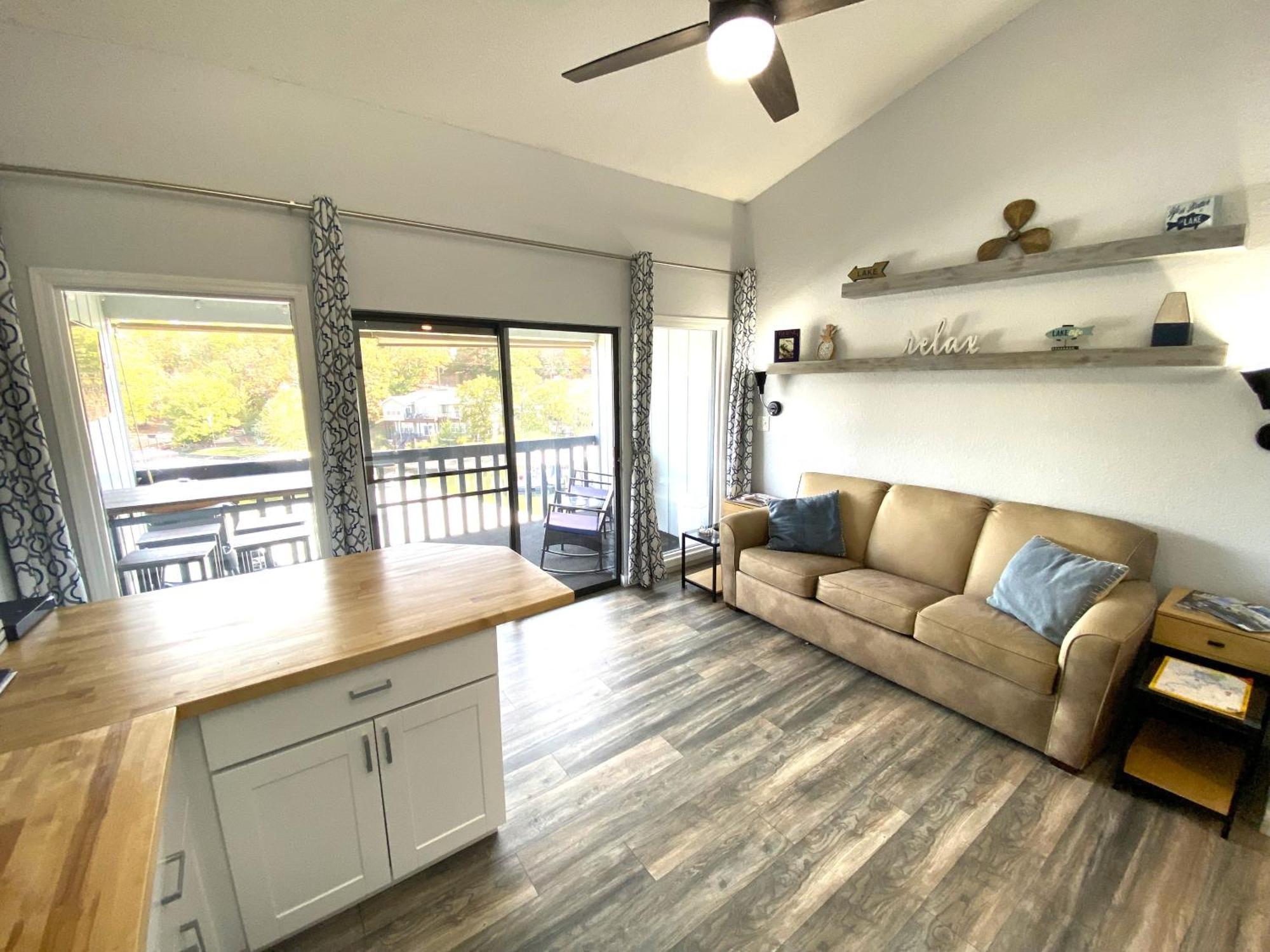 F Lakefront! Remodeled, Sleeps 4, Boat Slip, Patio, Wifi, Cable, Pool Осейдж-Бич Экстерьер фото