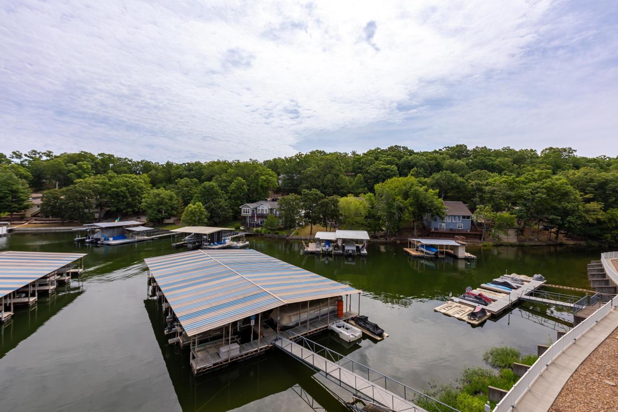 F Lakefront! Remodeled, Sleeps 4, Boat Slip, Patio, Wifi, Cable, Pool Осейдж-Бич Экстерьер фото