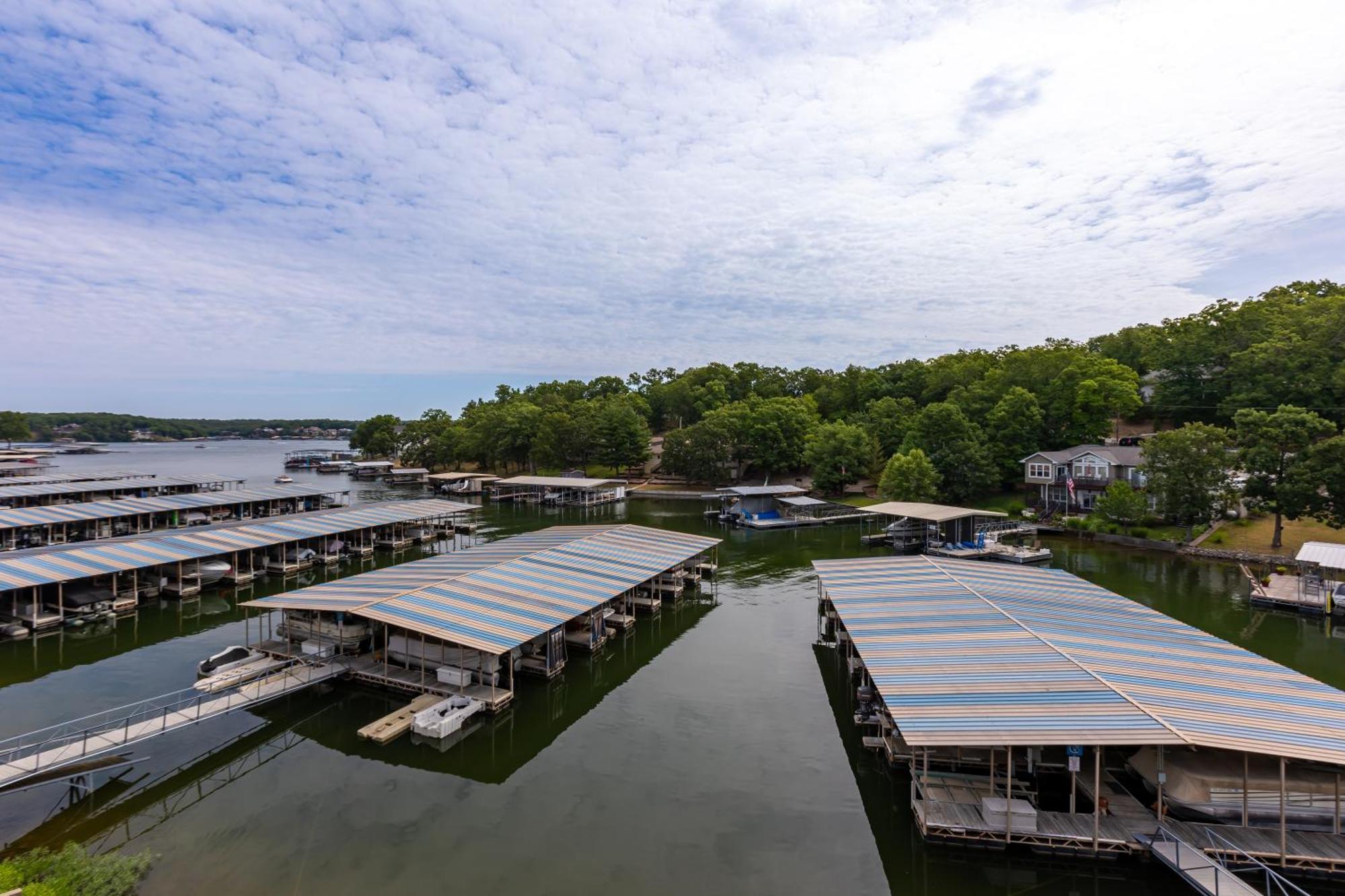 F Lakefront! Remodeled, Sleeps 4, Boat Slip, Patio, Wifi, Cable, Pool Осейдж-Бич Экстерьер фото